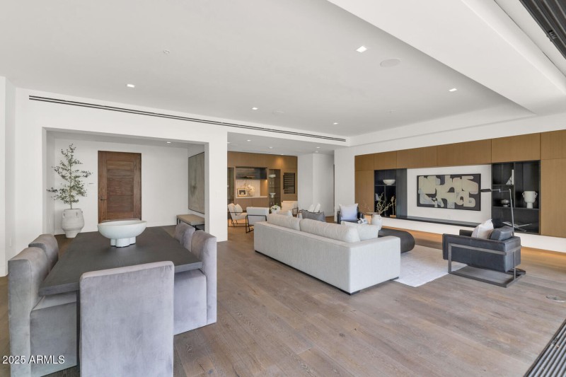 6587 N Palmeraie Blvd-large-012-043-6587