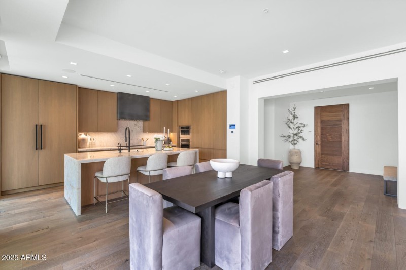 6587 N Palmeraie Blvd-large-014-020-6587