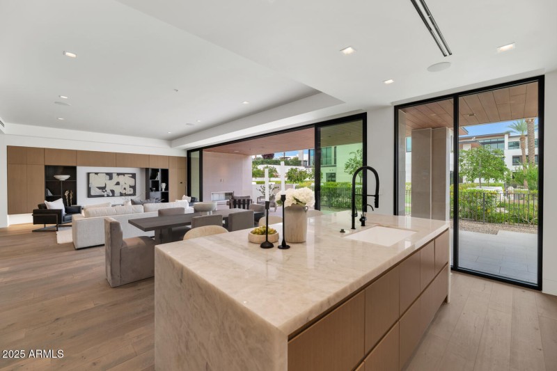 6587 N Palmeraie Blvd-large-015-009-6587