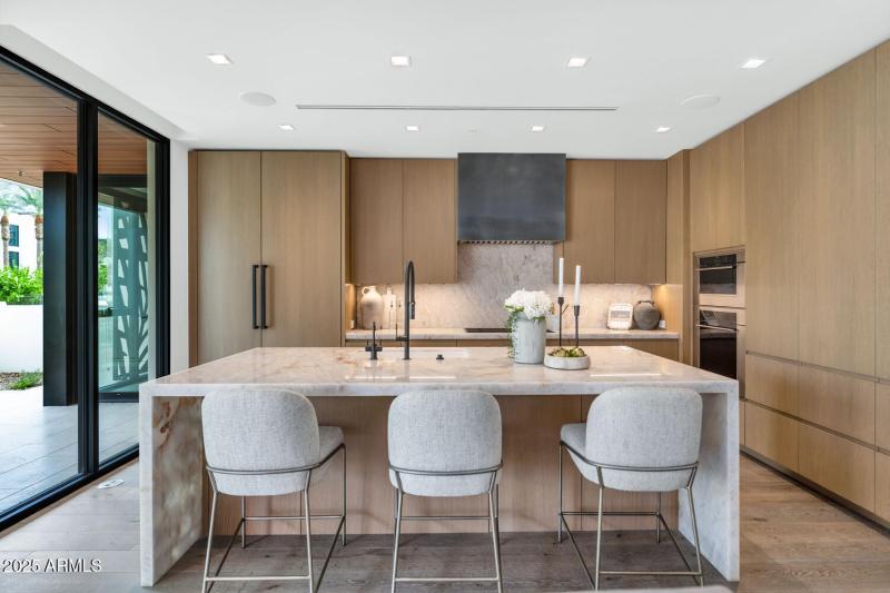 6587 N Palmeraie Blvd-large-016-023-6587