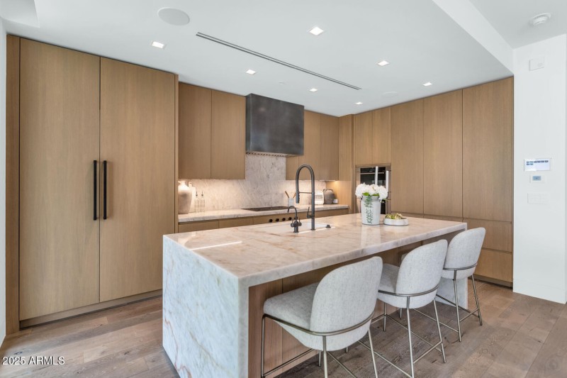 6587 N Palmeraie Blvd-large-017-024-6587