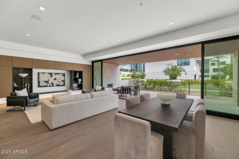 6587 N Palmeraie Blvd-large-018-044-6587