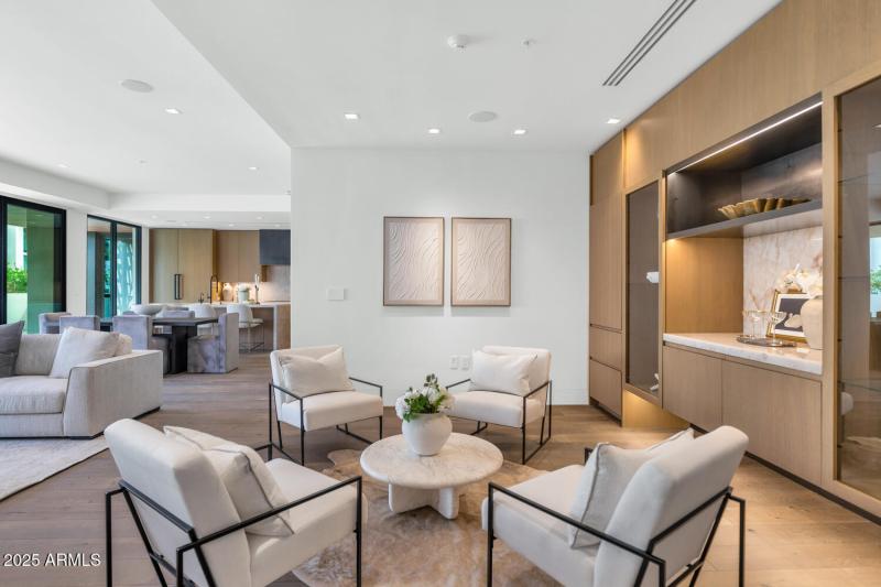 6587 N Palmeraie Blvd-large-021-006-6587