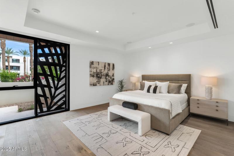 6587 N Palmeraie Blvd-large-022-038-6587