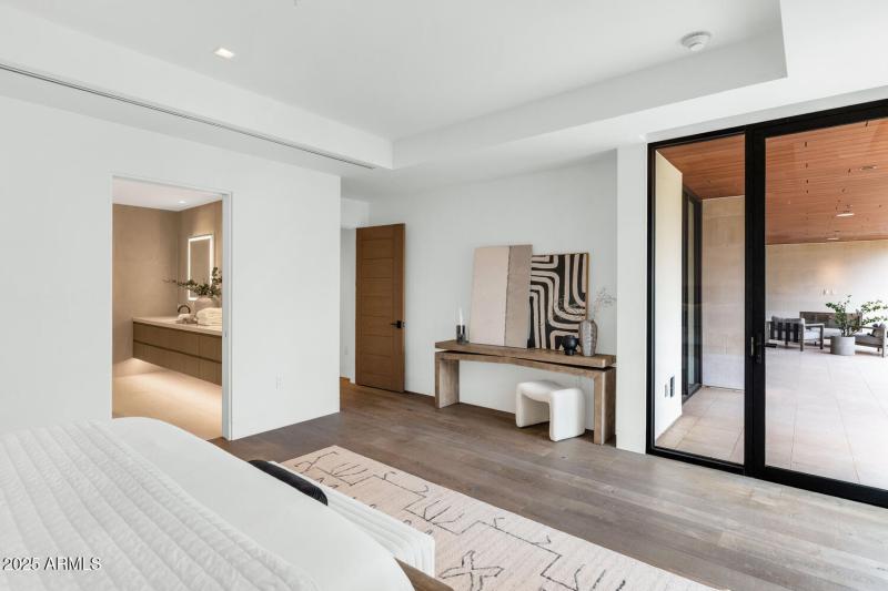 6587 N Palmeraie Blvd-large-023-026-6587