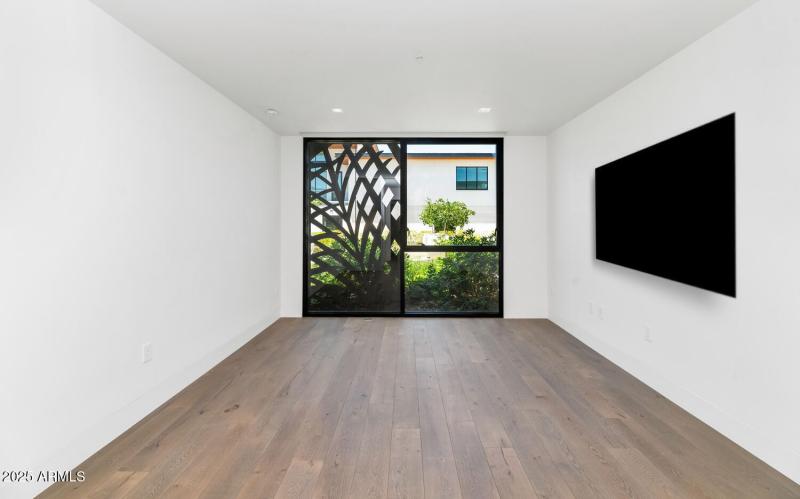 6587 N Palmeraie Blvd-large-033-011-6587