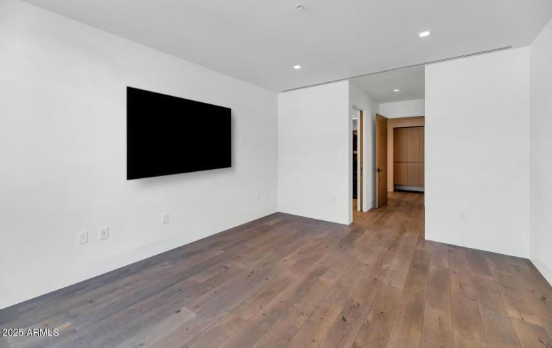 6587 N Palmeraie Blvd-large-034-015-6587