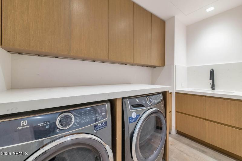 6587 N Palmeraie Blvd-large-038-035-6587