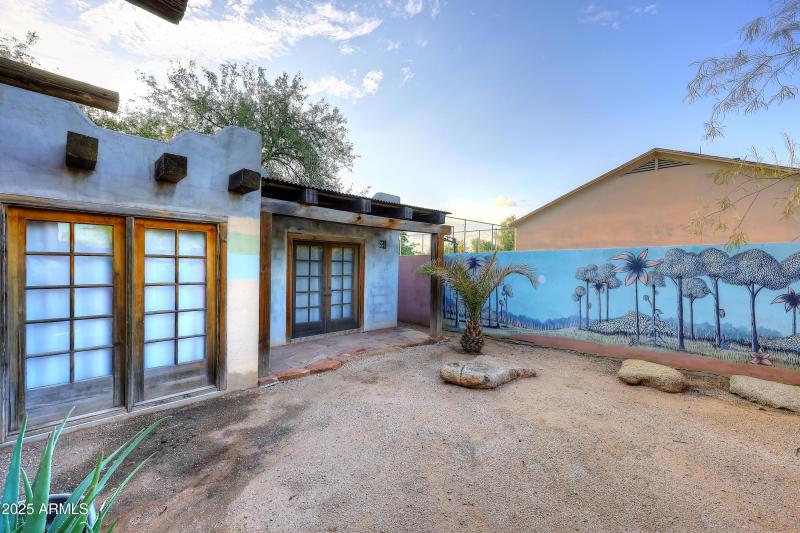 Guest House-Courtyard2