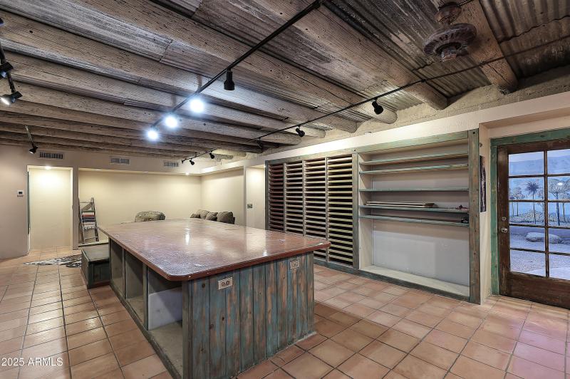 Night-Guest House-Interior2
