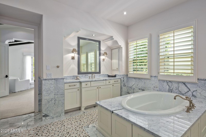 24-web-or-mls-Primary Bath & Vanities