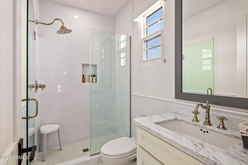 36-web-or-mls-Guest Bath