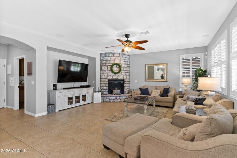 18-web-or-mls-14 - Living