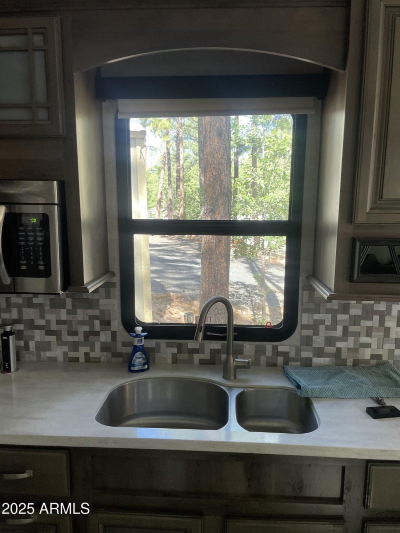 5th Wheel Window
