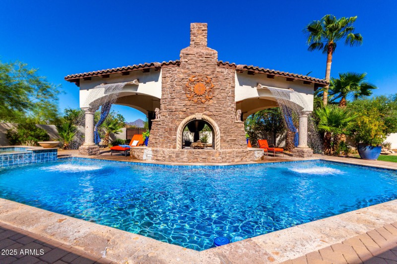 Sparkling Pool & Ramada