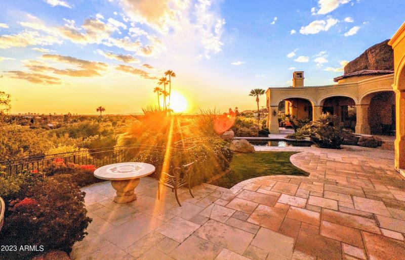 THE BEST SUNSETS AVAILABLE