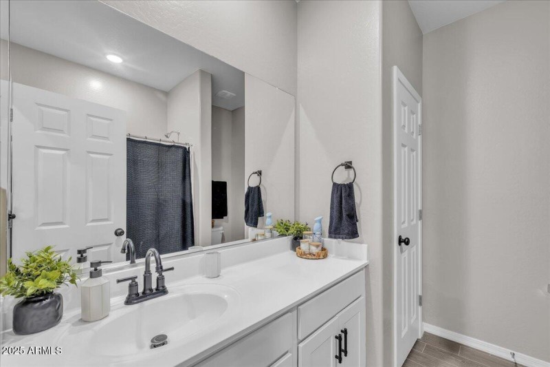 13-5612_W_Lodge_Dr16