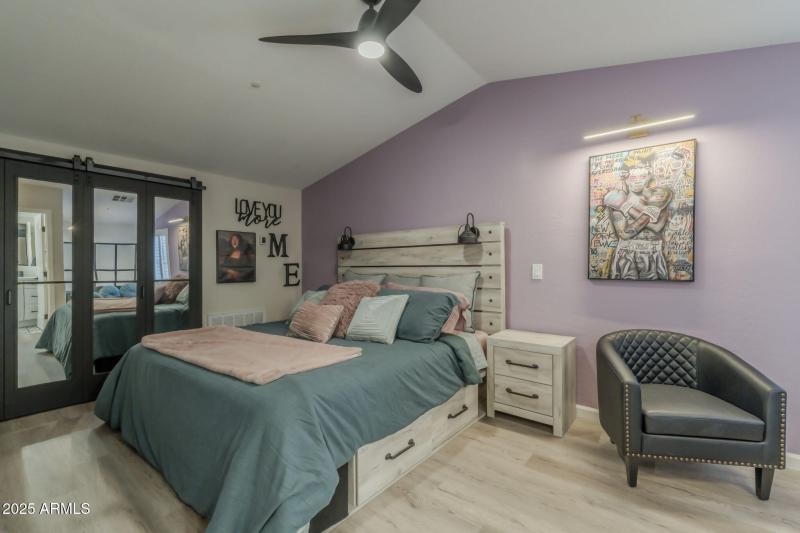 Master with sitting area