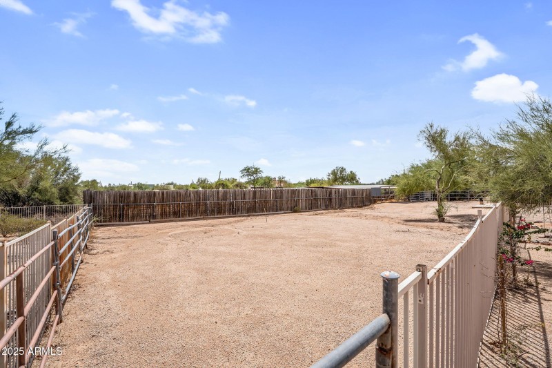 Horse friendly corral