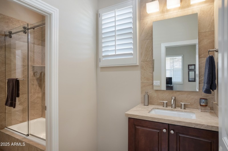 Guest Jack & Jill Bath