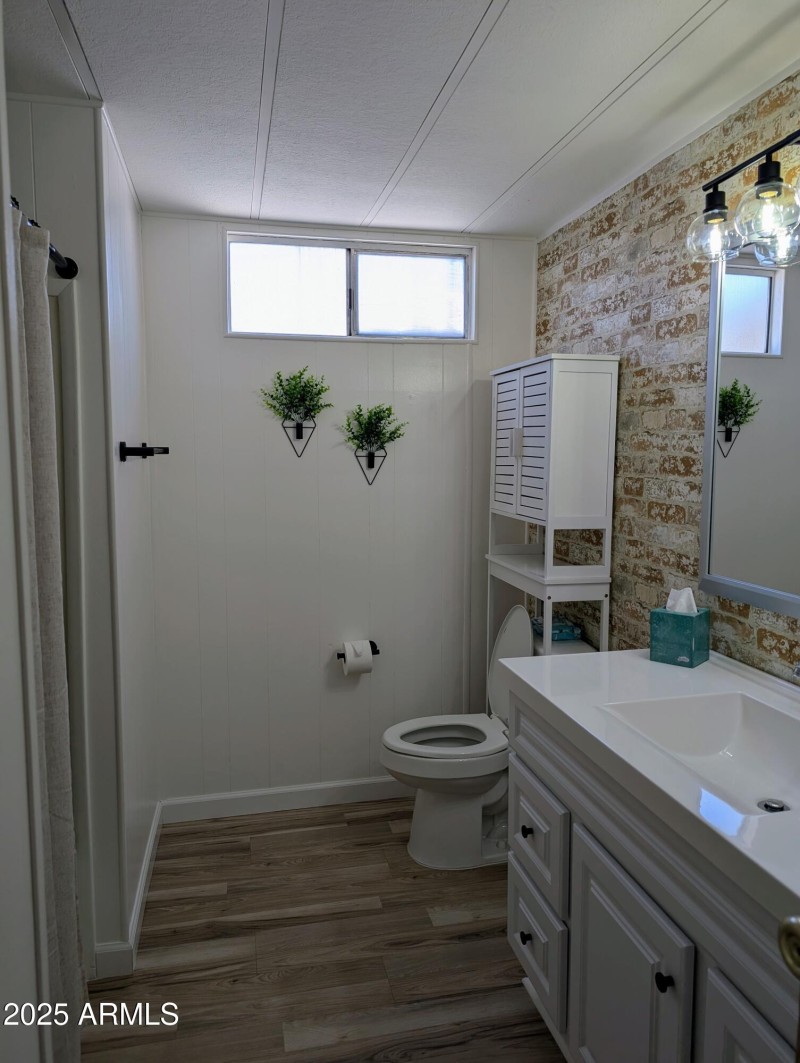 28-Spacious Bathroom