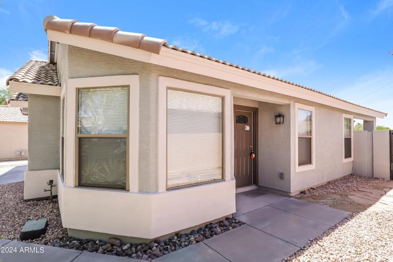 002-photo-front-view-11247337