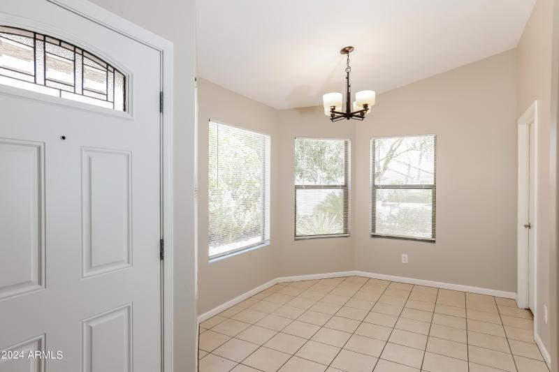 005-photo-dining-room-11247344