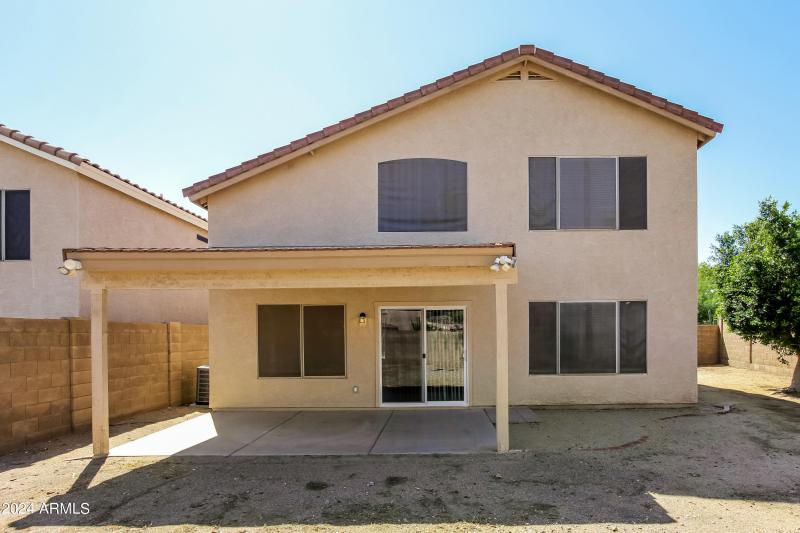 015-photo-rear-view-7602737