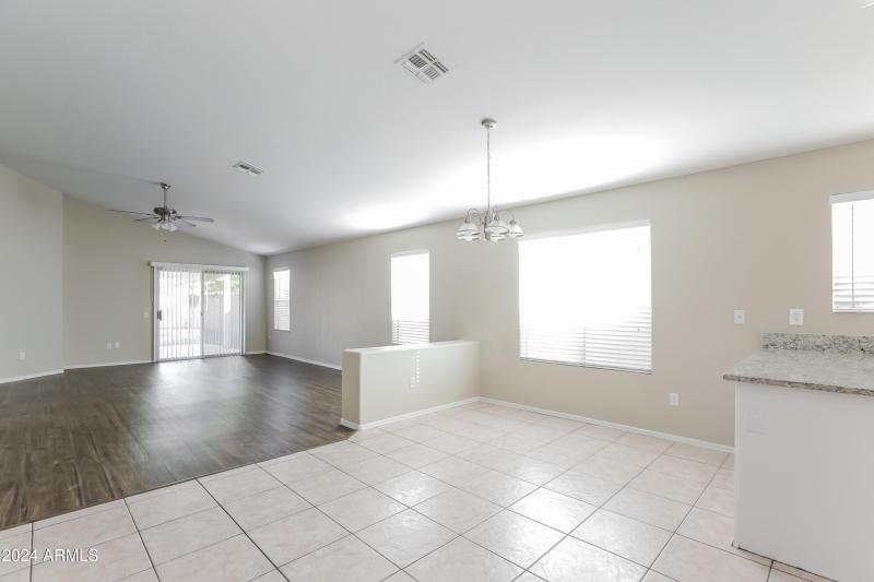 005-photo-dining-room-7689769