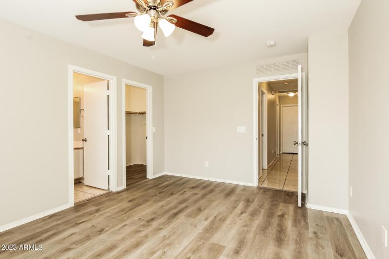 008-photo-primary-bedroom-10154930