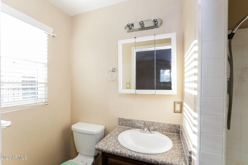 011-photo-bathroom-10941704
