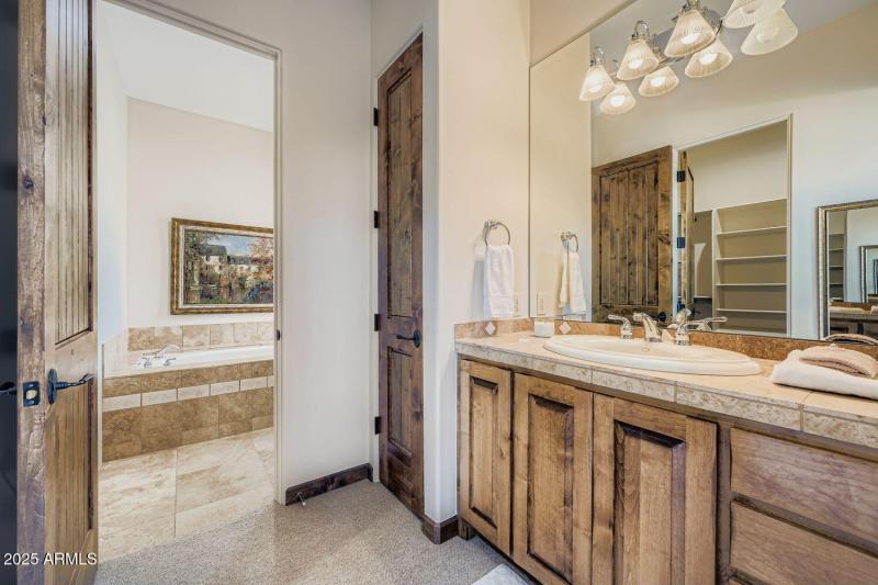 Guest Suite 2 Bathroom