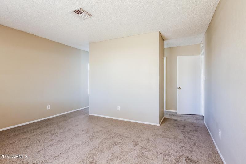 007-photo-primary-bedroom-14730075