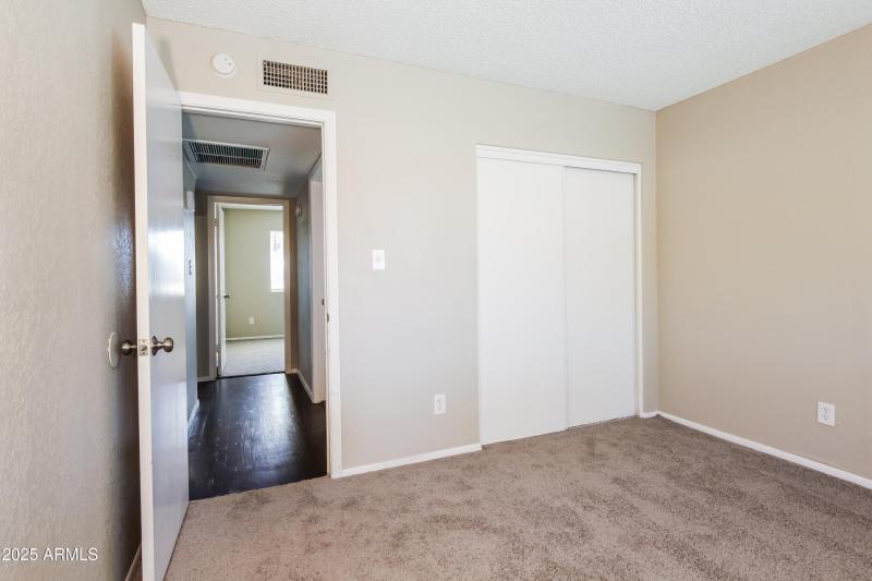 011-photo-bedroom-14730067