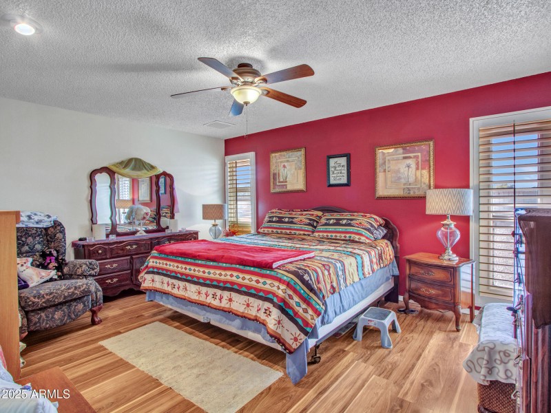 07-Primary bedroom (1)