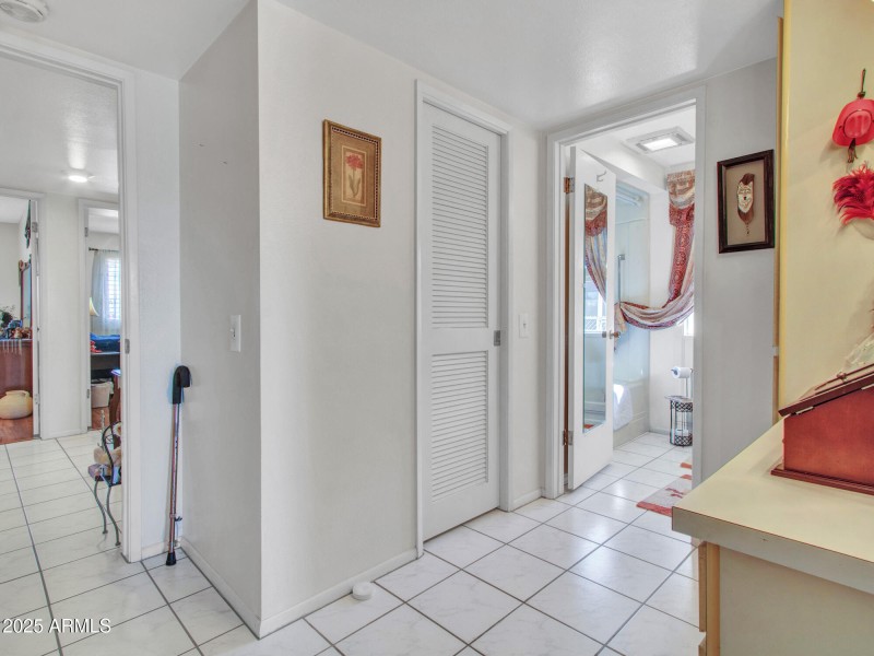 08-Primary bath & WIC (2)