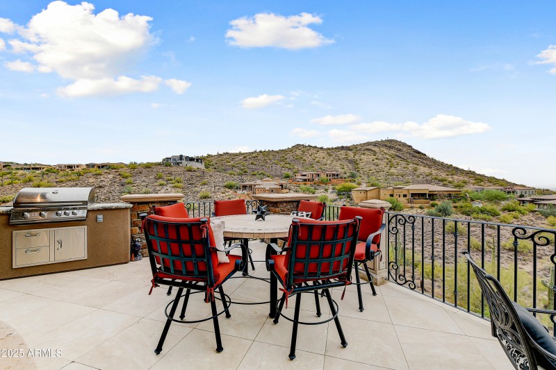 Outdoor Kitchen & Dining Views