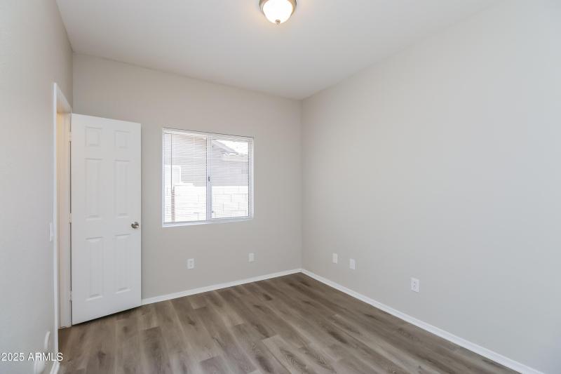 012-photo-bedroom-9186763