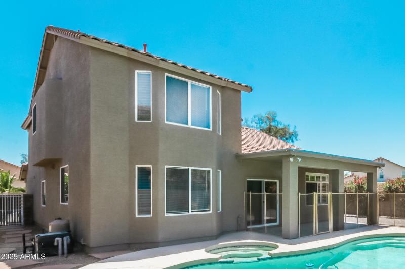 016-photo-rear-view-9186756