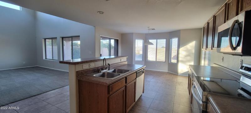 10. Kitchen_brkfst_fmy rm