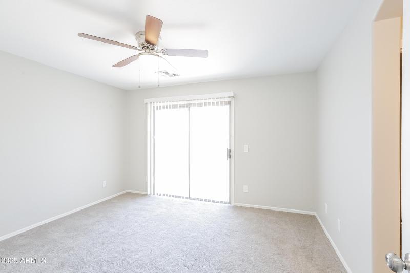 008-photo-primary-bedroom-9413108