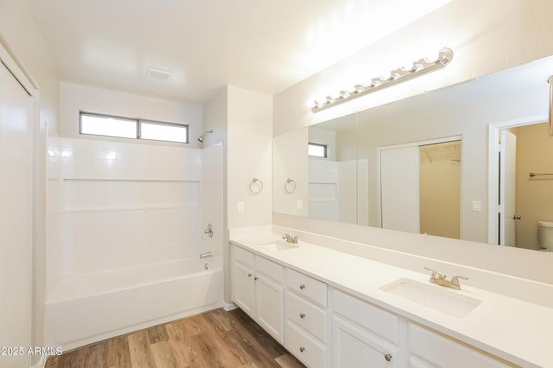 010-photo-primary-bathroom-9413096