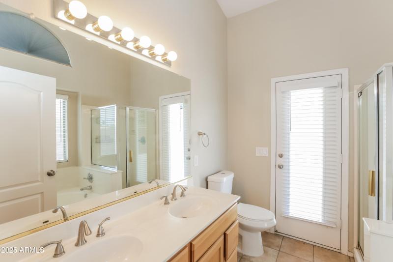 025-photo-primary-bathroom-12964018