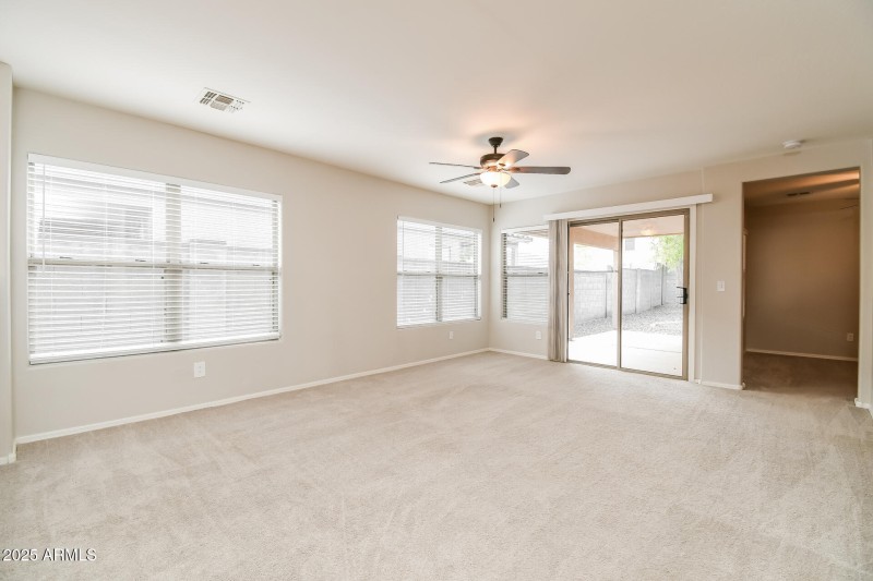 003-photo-living-room-14731399