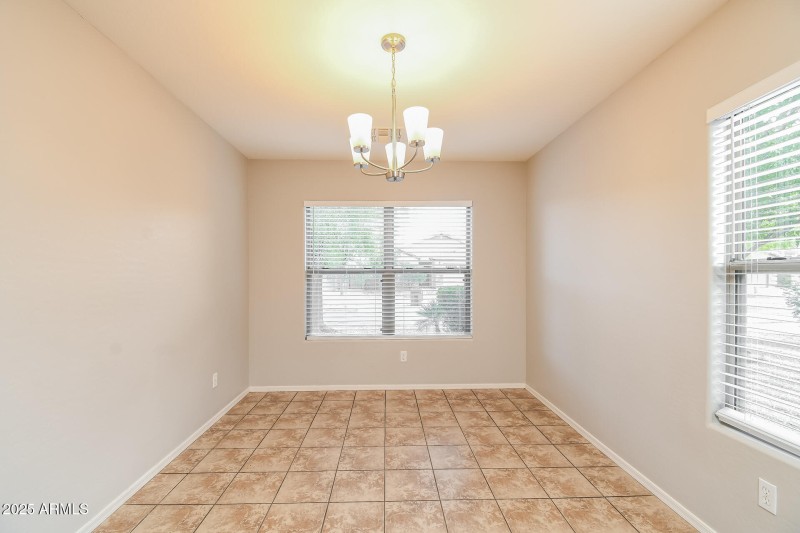 006-photo-dining-room-14731416