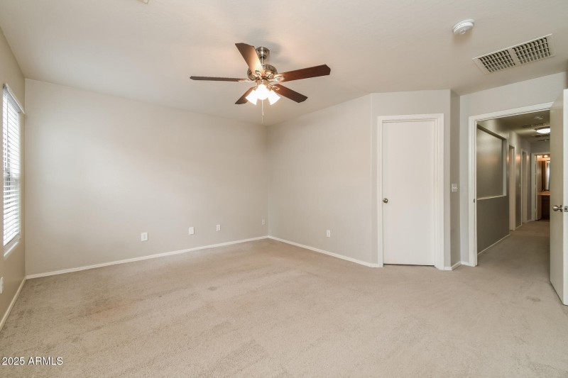 011-photo-main-bedroom-14731403