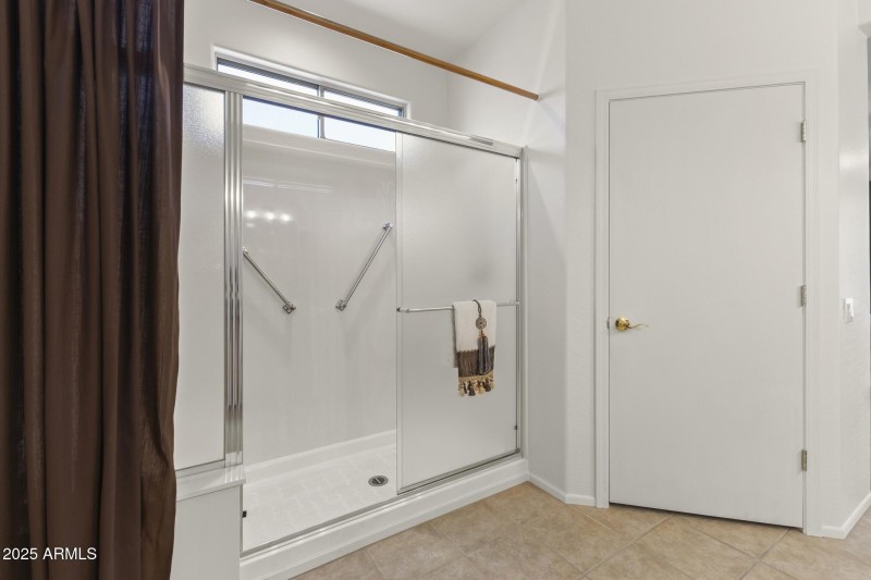 Walk-In Shower & Modern Finishes