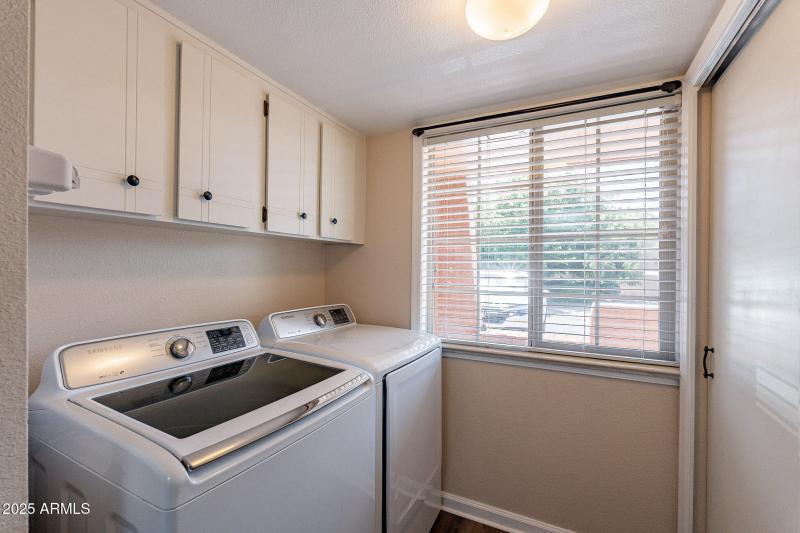 Laundry (off kitchen)