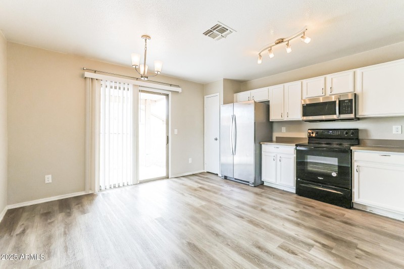 005-photo-dining-room-14762662