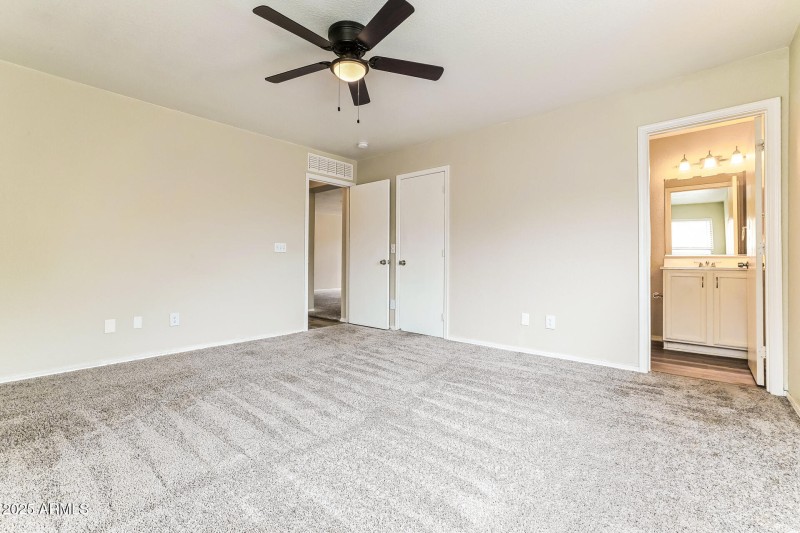 009-photo-main-bedroom-14762657